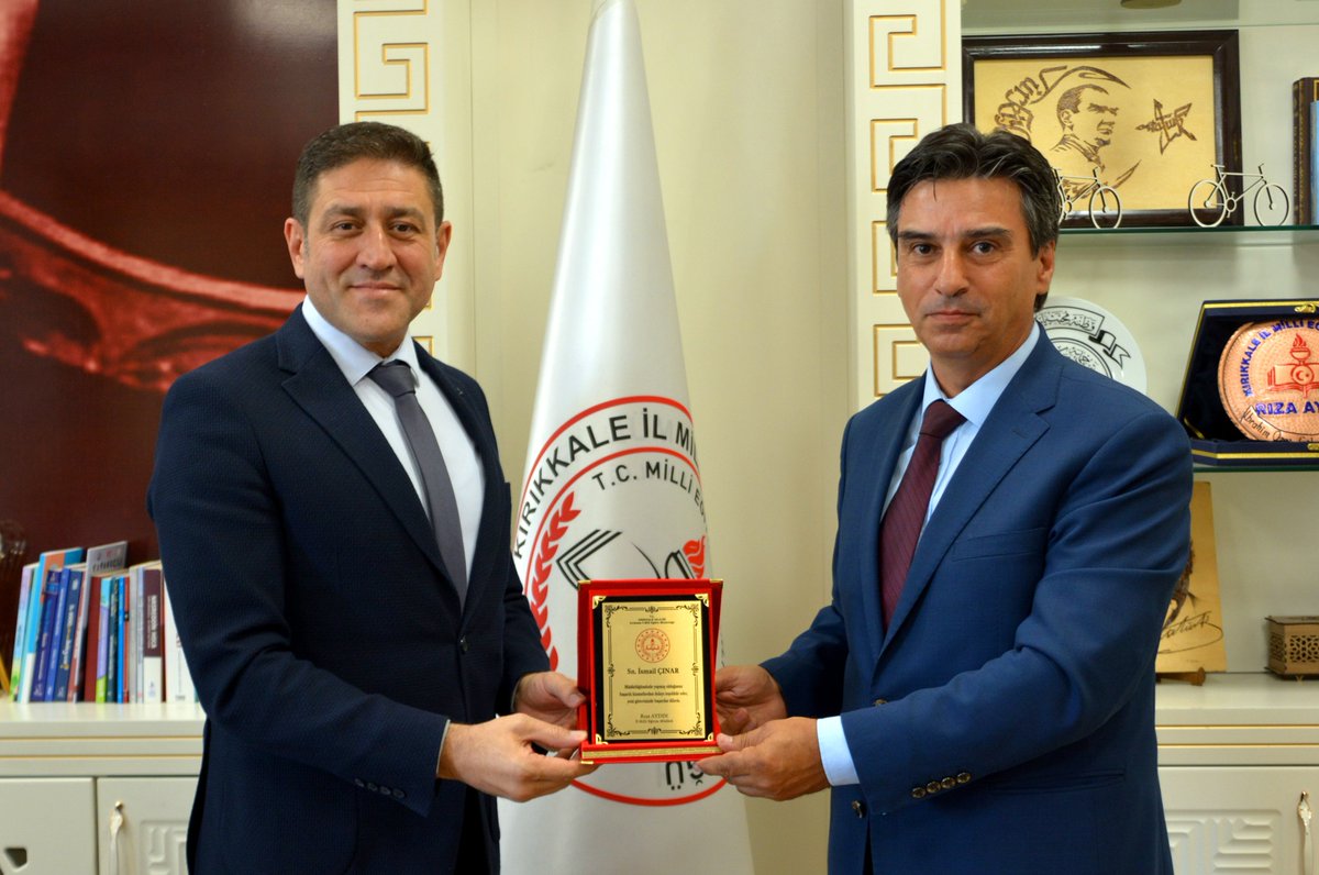 Millî Eğitim Müdürü Rıza Aydın Malazgirt Mesleki ve Teknik Anadolu  Lisesi Müdürü olarak atanan İsmail Çınar'ı makamında kabul etti. Aydın,  uzun yıllar kurumda görev yapan Çınar’a yürütmüş olduğu başarılı  hizmetlerden dolayı plaket vererek yeni görevinde başarılar diledi.