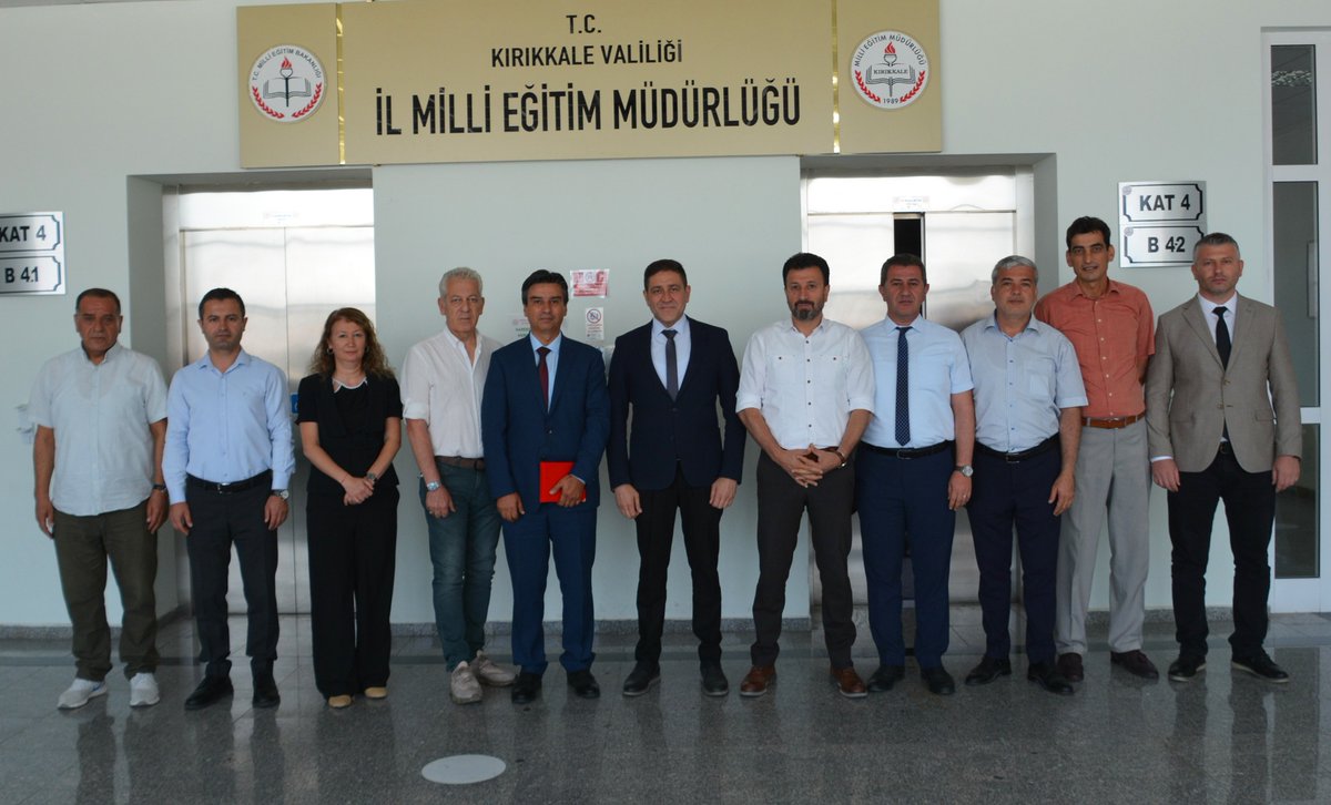 kirikkalemem's tweet photo. Millî Eğitim Müdürü Rıza Aydın Malazgirt Mesleki ve Teknik Anadolu  Lisesi Müdürü olarak atanan İsmail Çınar'ı makamında kabul etti. Aydın,  uzun yıllar kurumda görev yapan Çınar’a yürütmüş olduğu başarılı  hizmetlerden dolayı plaket vererek yeni görevinde başarılar diledi. https://t.co/mYqU5qkpzD