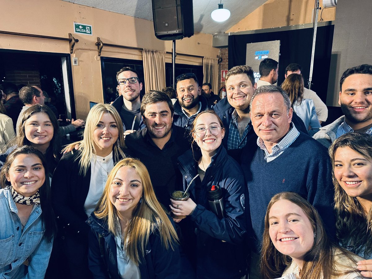 CDJ_Florida's tweet photo. Florida presente en el Congreso Nacional de Jóvenes, en el que se hizo entrega de la Agenda Joven a la fórmula. 
El resultado de más de un año de trabajo por parte de jóvenes de todo el país.
Orgullosos seguimos adelante hacia el segundo piso de transformaciones 💪🏼 https://t.co/iF9eR7jksX