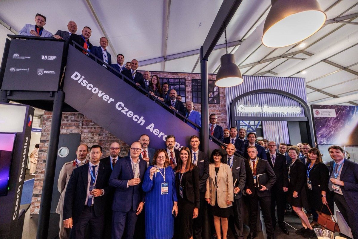 1️⃣3️⃣ českých společností, včetně státního podniku LOM Praha (<a href="/jiri_protiva/">Jiří Protiva</a>) a jeho dceřinky VR Group, představilo své inovace v oblasti obrany a letectví na Farnborough International Airshow 2024.🛡️ 

🇨🇿 expozici tohoto prestižního veletrhu slavnostně otevřeli ministr