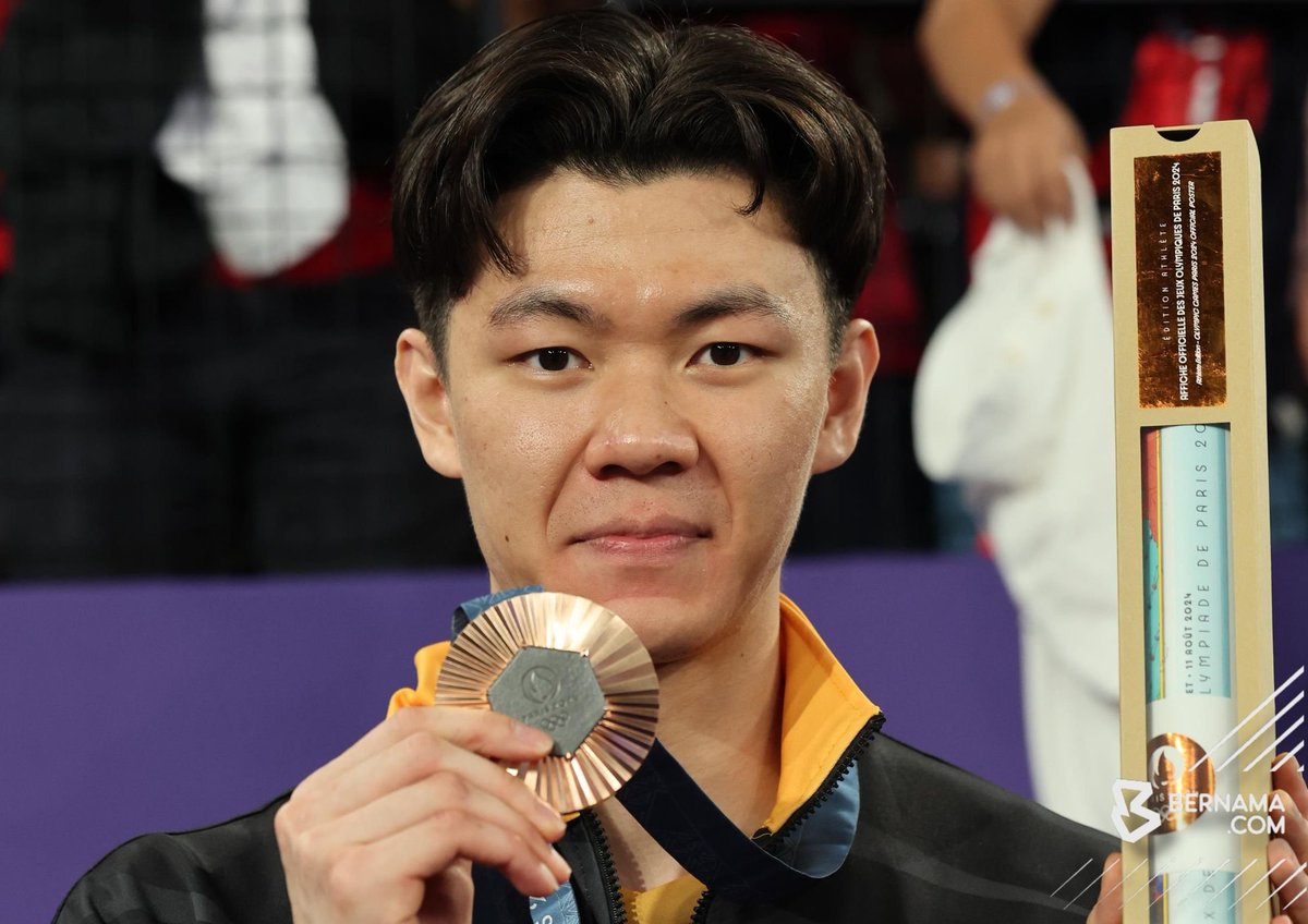 everysza's tweet photo. A tale of two emotions. He broke down so hard because of how people treated him yet still smiled gently when the medal was presented to him. A gentle soul, a kind heart. I hope you heal every part of you that was hurt previously, Zii Jia. Long road to recover your inner wounds ❤️ https://t.co/LkIKoCPmVP