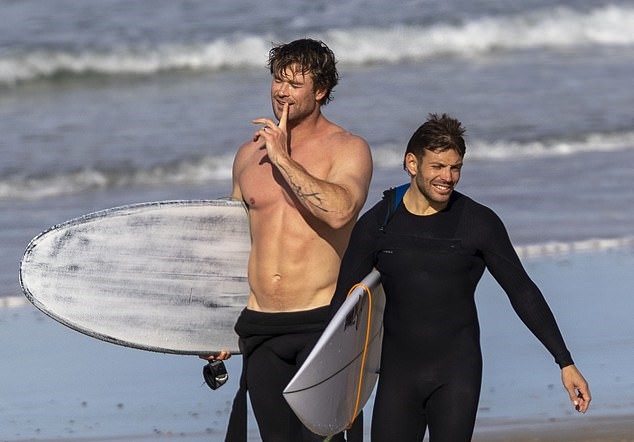 ChrisHBrasil's tweet photo. 📸 Chris Hemsworth e Luke Zocchi curtindo um dia de praia em Byron Bay, na Austrália, no último sábado (3). https://t.co/fgbwWpBaFy
