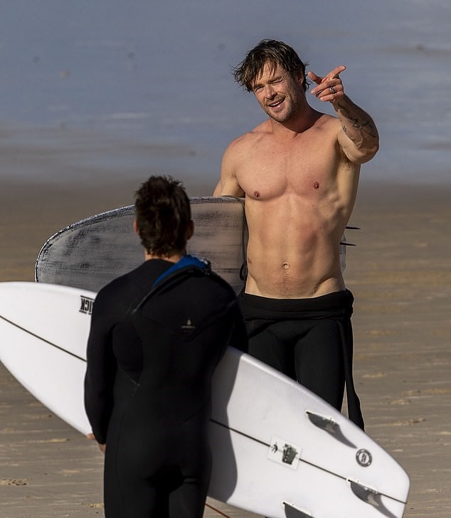 ChrisHBrasil's tweet photo. 📸 Chris Hemsworth e Luke Zocchi curtindo um dia de praia em Byron Bay, na Austrália, no último sábado (3). https://t.co/fgbwWpBaFy