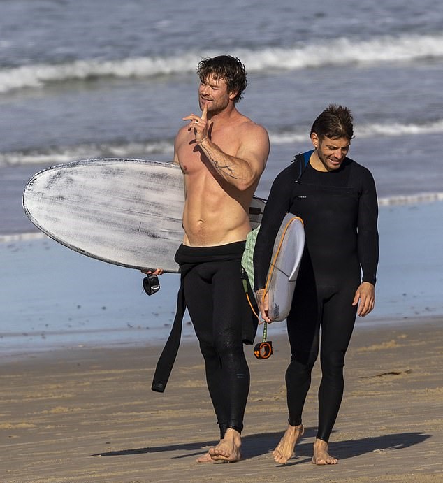 ChrisHBrasil's tweet photo. 📸 Chris Hemsworth e Luke Zocchi curtindo um dia de praia em Byron Bay, na Austrália, no último sábado (3). https://t.co/fgbwWpBaFy