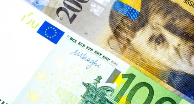 frex_ch's tweet photo. Schweizer Franken erreicht inmitten der Marktvolatilität ein Rekordhoch gegenüber dem Euro. Eurokurs sinkt auf Rekordtief von 0.921183. Weiterlesen auf https://t.co/zOvtRbJVwu https://t.co/L1Eb9VU9uD