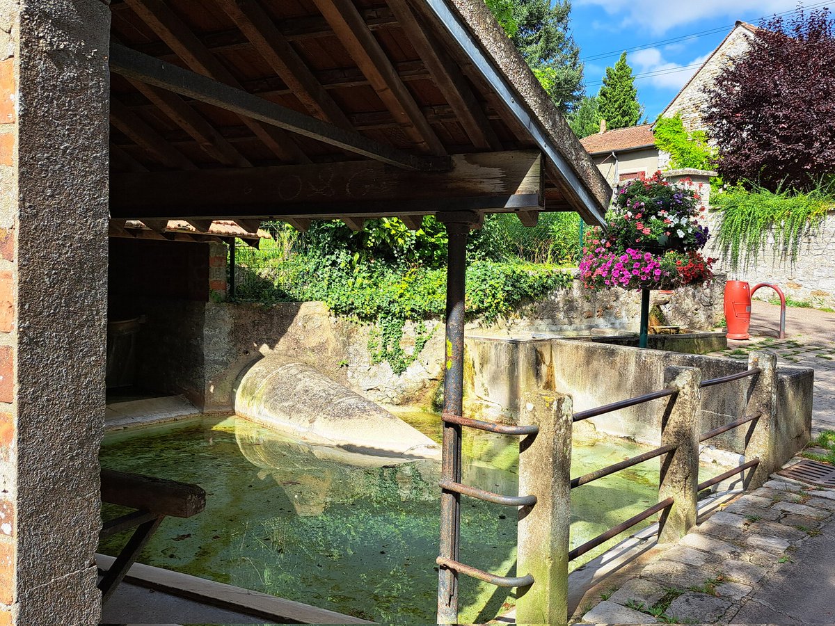 ch_hasenfratz's tweet photo. #Guerville
đ€© Encore un lavoir đ€© au fond d'une impasse. Il y a 2 ans sous des trompes d'eau je m'Ă©tais arrĂȘtĂ©e Ă ce lavoir sans pouvoir l'immortaliser car mon portable avait pris l'eau... đ€đ€š
LĂ dimanche je me suis rattrapĂ©e đ
#MagnifiqueFrance https://t.co/qAOHUrOuPD