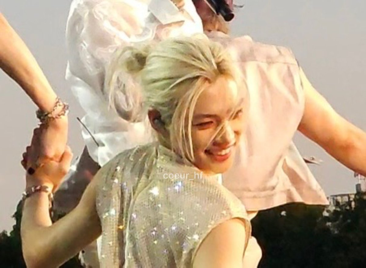 coeur_hf's tweet image. The look on their faces when they held hands.