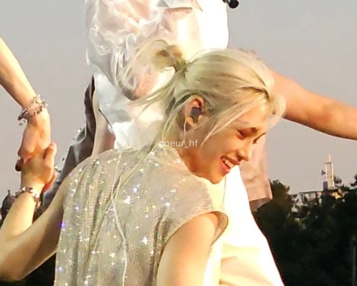coeur_hf's tweet image. The look on their faces when they held hands.