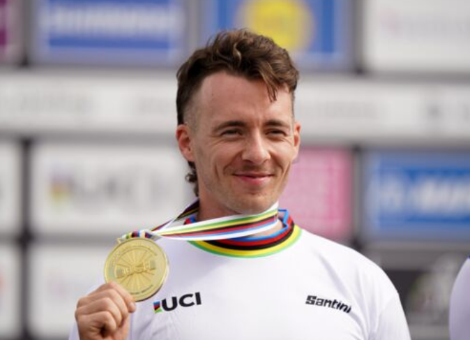 BenjaminSire's tweet photo. Certes, ces #JeuxOlympiques2024 sont un immense succès. Mais soyons lucides, ne nous voilons pas la face. Le double retour de la moustache et de la coupe mulet, témoignent de l'effondrement absolu de notre civilisation. Voilà. Ça devait sortir. #Team1erDegré https://t.co/E00I10I5B0