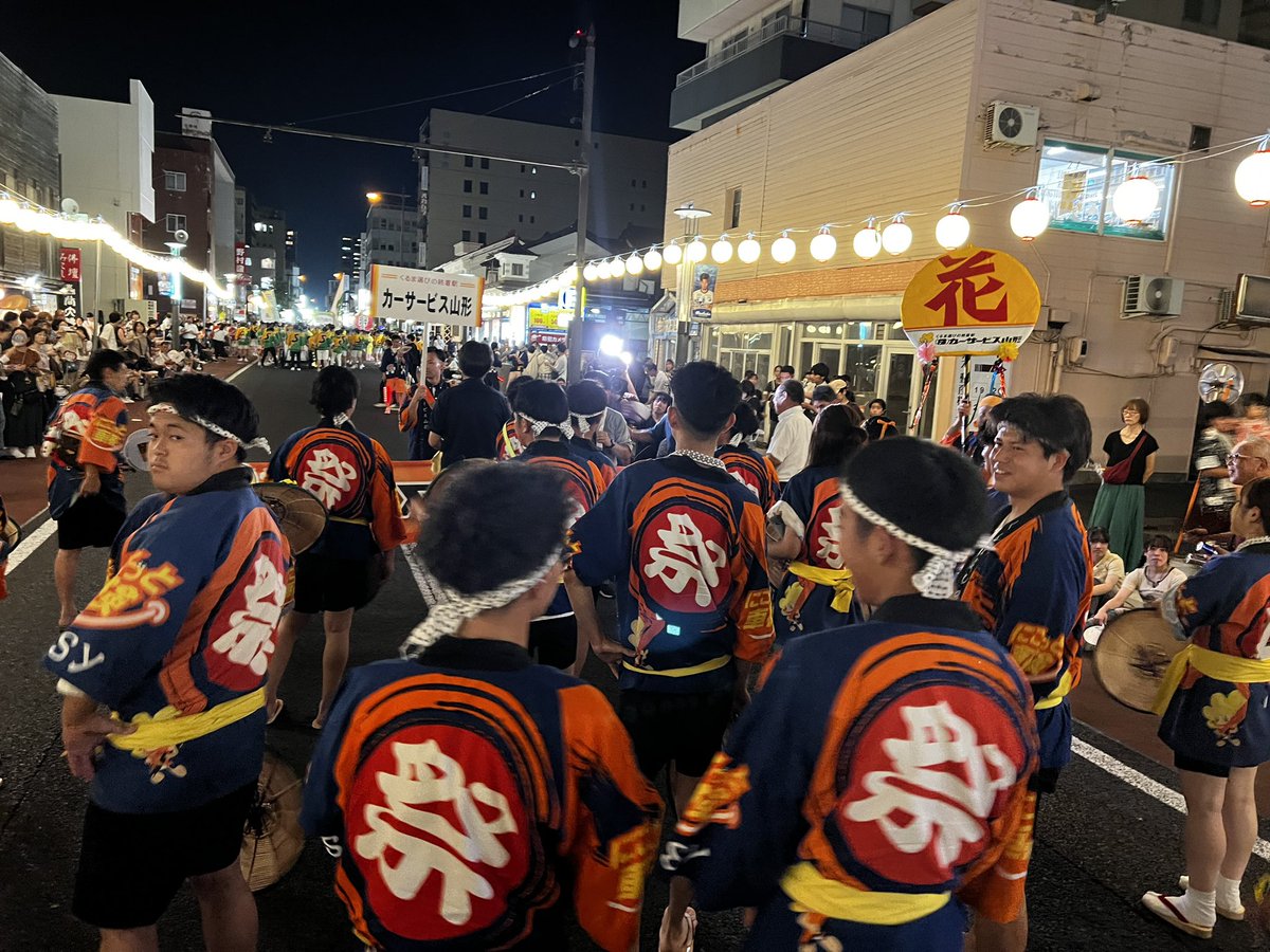 monte0306's tweet photo. 今年も県内企業🏎️
職場で花笠まつりに参加しました
何回出ても夏の伝統
山形、夏の風物詩
山形花笠まつりは楽しい🤩
山形に住んでて出ない理由が見つからない
ちょうどモンテの集団も見れて良かった
来年も参加しよう
#レッドブル 貰ってハッピー😀🟦🪽
#山形花笠まつり
#CSY
#モンテ #土居聖真 https://t.co/kzuqYvNw8T