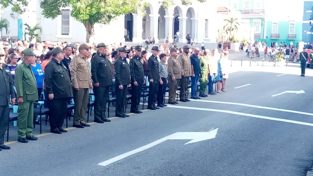 DrRobertoMOjeda's tweet photo. El más sentido homenaje a los 17 compatriotas que cayeron hace dos años en el control y extinción del incendio en la Base de Supertanqueros de Matanzas. #CubaHonra  a tan valerosos hijos, siempre vivos en el corazón de nuestro pueblo. https://t.co/TK1BeLGjOO