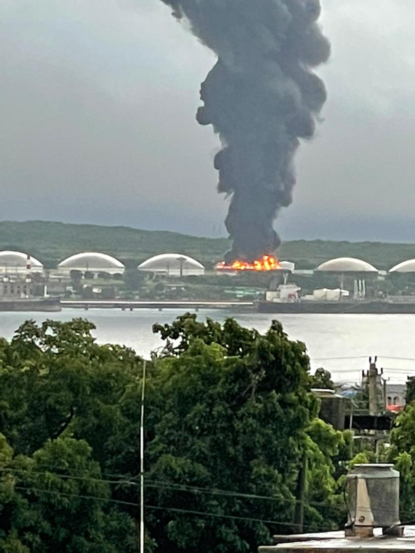 El más sentido homenaje a los 17 compatriotas que cayeron hace dos años en el control y extinción del incendio en la Base de Supertanqueros de Matanzas. #CubaHonra  a tan valerosos hijos, siempre vivos en el corazón de nuestro pueblo.