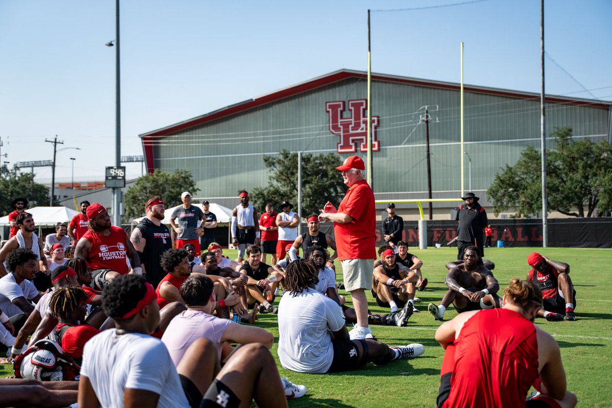 Appreciate the legendary <a href="/sonofbum/">Wade Phillips</a> for stopping by practice today 🫡

#GoCoogs