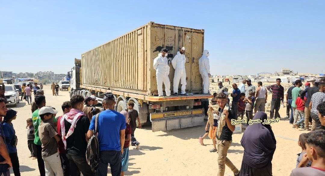 KhalilJeries's tweet image. Today, the Israeli military sent this truck to Gaza, but it wasn't filled with the much-needed aid for the civilians. It rather was filled with bodies of killed Palestinians without any explanation of how, when, and where they were killed