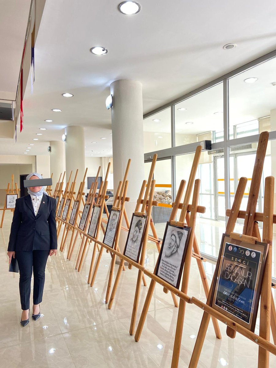 semanurarts's tweet photo. Bölümüm adına mükemmel bir sergi açtım. Sayın TDK başkanımız sergime geldi. Odaklanıp yüksek lisansı kazandım  aynı zamanda öğretmen oldum. Sanat odaklanmayı arttırır. Bir kağıt kalem alıp başlayabilirsiniz. https://t.co/LEWxYWEYNh