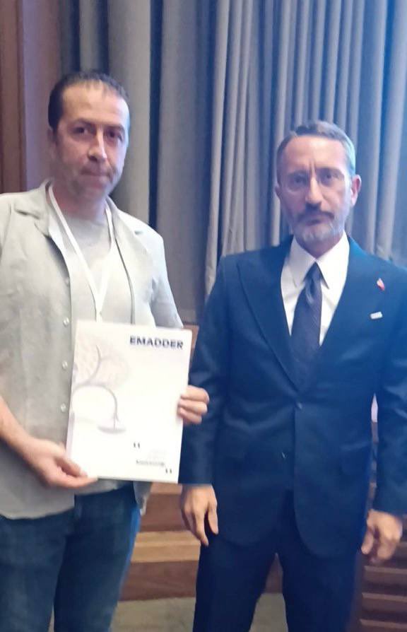 EmadDernegi's tweet photo. AK PARTİ GENEL MERKEZI’NDE 
EMADDERİN DAMGASI
Fahrettin ALTUN - Türkiye Cumhuriyeti Cumhurbaşkanlığı İletişim Başkanı 

Emadder Ankara İl Yöneticilerimiz özel davetli olarak bugün Ak Parti Genel Merkezinde yerini aldılar.
Bu konferansa özel olarak hazırlanmış dosyalarımız İle giden Yöneticilerimiz , 
Devletin ve Ak partinin zirvesinde yer alan Değerli Başkan ve Bakanlara Emadder çatısı altında KADEMELİ EMEKLİLİK mücadelemizi birebir anlatma fırsatı ve imkanı bulduk.

Herbiri kendi içinde önemli görüşmelerimizden bir diğeri ;

Çok Önemli 🩸
Cumhurbaşkanlığı İletişim Başkanı Sayın Fahrettin ALTUN Bey idi.

Fahrettin Bey , konumu ve görevi itibariyle Sayın Cumhurbaşkanımızın en yakınında bulunan isimlerin başında gelmektedir.
Kendisi yazılarımızla bizi sosyal medyadan bilen bir kişi.
Kendisine yüzyüze de samimi ortamda en baştan tekrar mağduriyetimiz anlatılmıştır.
Özel hazırlanmış dosyamız kendisine takdim edilmiştir.Tekrar görüşme isteğimizi kendilerine ilettik. 
Haksızlığımızın son bulması , mücadelemizin sonuca ulaşması İçin her yerde olmaya her kapıyı çalmaya devam ediyor olacağız.
Sayın Fahrettin ALTUN Bey ve Ak Parti Genel Merkezinin nazik davetleri ve ağırlamaları İçin teşekkür ediyoruz.

@RTErdogan 
@Akparti 
@efkanala 
@hby34 
@yilmaztunc 
@_cevdetyilmaz 
@fahrettinaltun 
@hasandogan 
@mustafaelitas 
@DasdemirHilmi 
@ihsanaktas 
@EmadDernegi

#EytSonrasınınHakkınıYediniz