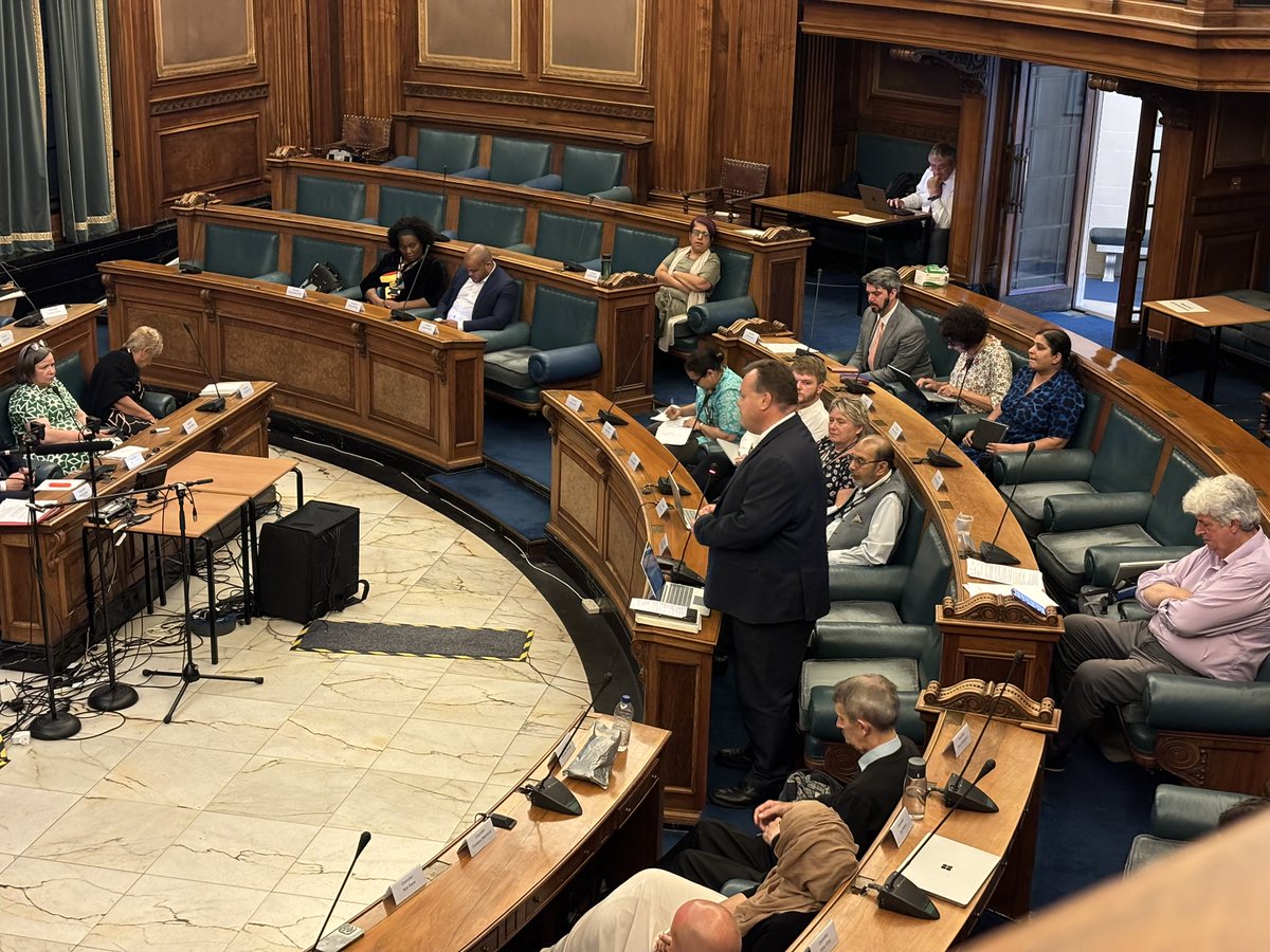 HughCasswell's tweet photo. In a passionate speech, former council leader @CllrDavidMellen recalls the shared grief in the aftermath of last year’s Nottingham attacks

He says the families of the three girls killed in Southport last week have had their chance to grieve stolen from them by rioters https://t.co/7BYHqAvPgC