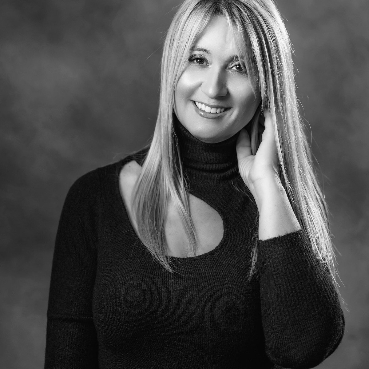 Emocionada de compartir esta noticia contigo 
Próximamente lanzaré mi primer libro "Vivir con Estrés", donde comparto herramientas y estrategias para mejorar tu bienestar emocional. ¡Estoy muy feliz por compartir este viaje contigo! #VivirConEstrés #BienestarEmocional #NuevLibro