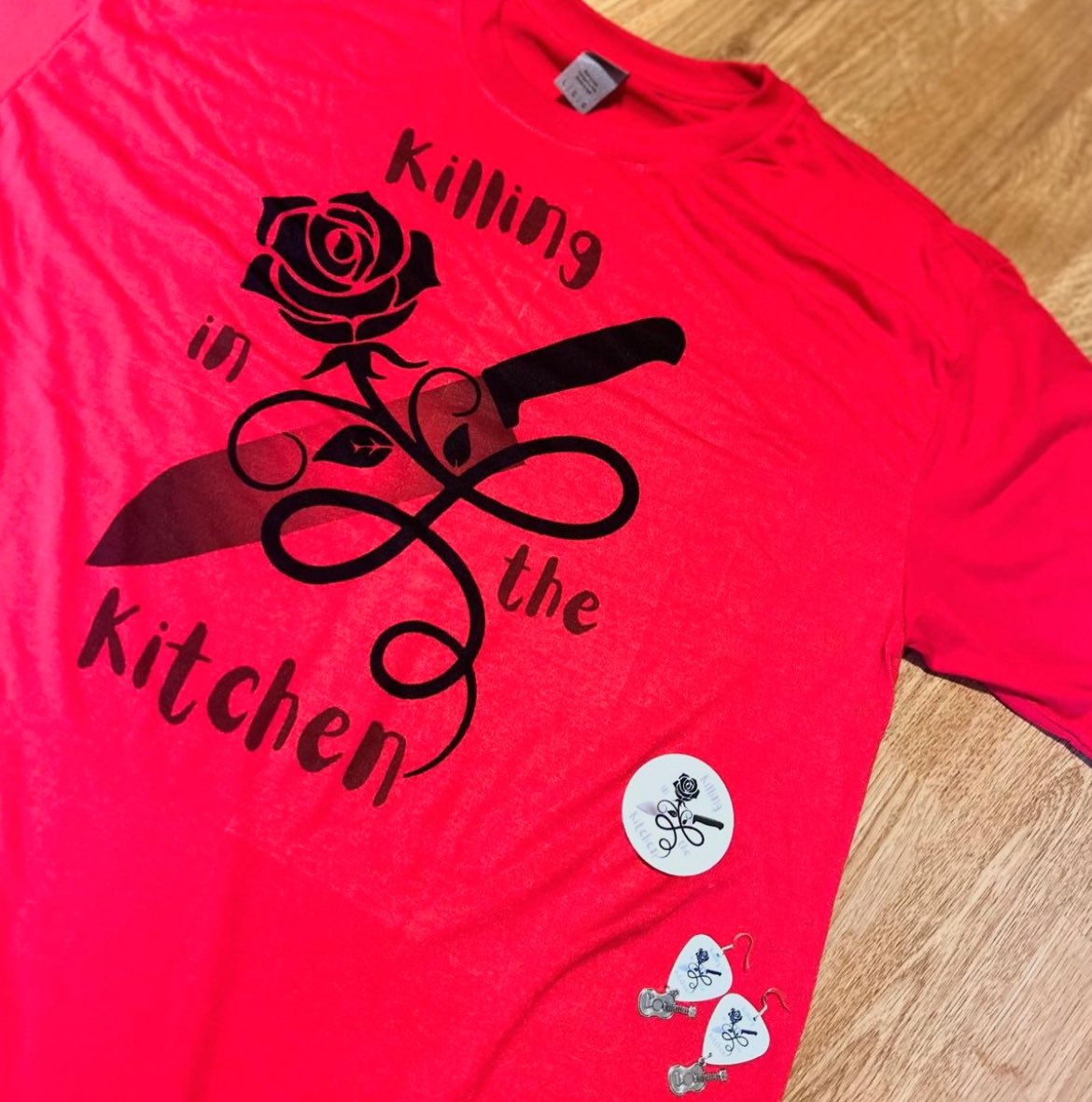 killinginthek's tweet photo. ‼️MERCH GIVEAWAY ‼️

you’d be receiving
🎶 killinginthekitchen T-shirt
🎶 killinginthekitchen Earrings
🎶 killinginthekitchen Sticker

to enter simply :

⭐️ follow @killinginthekitchen !!
⭐️ like this post!!
⭐️tag 3 friends in the comments!!
⭐️ retweet!!

good luck !! 🤍 https://t.co/ZszPBIY1Dk