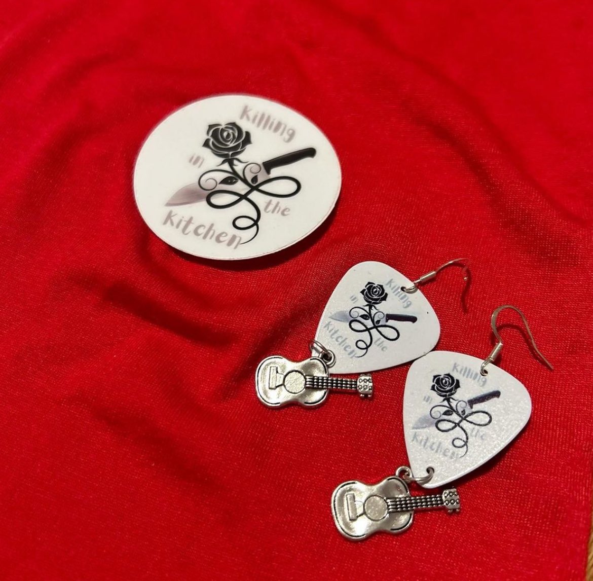‼️MERCH GIVEAWAY ‼️

you’d be receiving
🎶 killinginthekitchen T-shirt
🎶 killinginthekitchen Earrings
🎶 killinginthekitchen Sticker

to enter simply :

⭐️ follow @killinginthekitchen !!
⭐️ like this post!!
⭐️tag 3 friends in the comments!!
⭐️ retweet!!

good luck !! 🤍