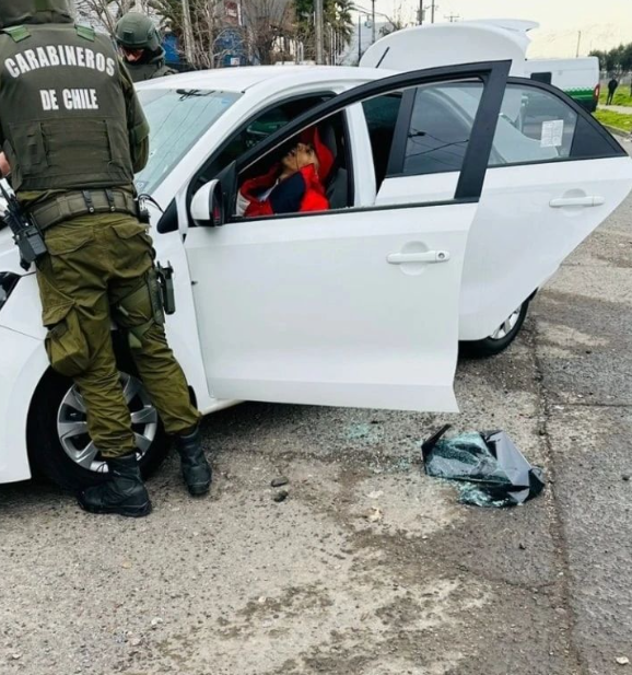 ClintJoselito's tweet photo. Así quedaron los 2 venezolanos que intentaron evadir el control policial de Carabineros. https://t.co/DCecrX0X8v