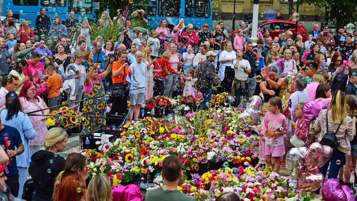 snapperlane's tweet photo. Southport together for 'Swifties Bubble Blow - Kisses to Heaven' for the victims of last week's attack #Southport #SouthportTogether https://t.co/Voy4vZJWHg