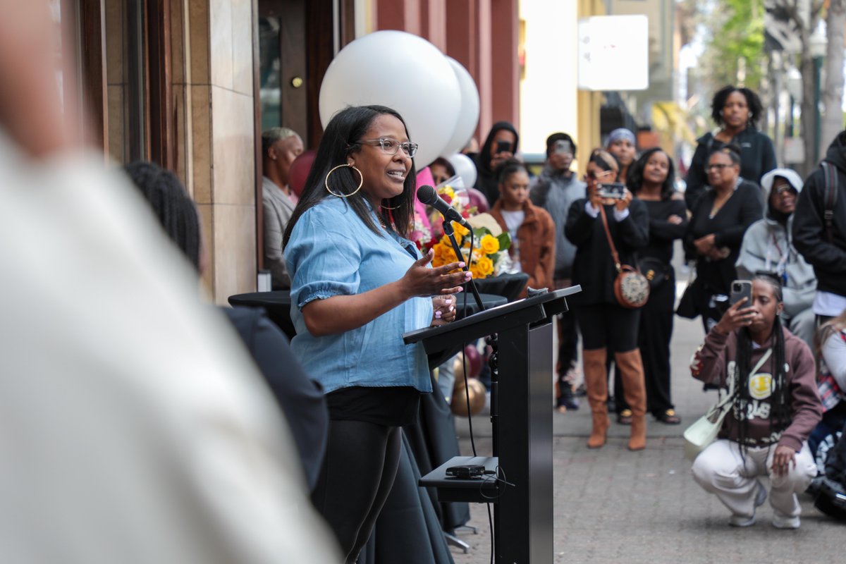 Fernay McPherson’s family came to San Francisco’s Fillmore District from Texas in the 1960s as part of the 2nd Great Migration. When her restaurant Minnie Bell’s Soul Movement opened in The Fillmore, Fernay &amp; her food finally came home. 
southernfoodways.org/gravy/minnie-b…
📷: Citizen Film