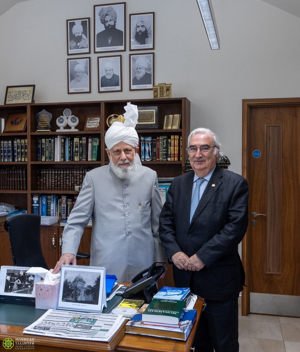 During the Jalsa Salana 2024 Conference, <a href="/UPEACE/">University for Peace</a> Rector <a href="/FRojasAravena/">Francisco Rojas A</a> had the opportunity to greet and exchange words with Khalifa Mirza Masroor Ahmad, the fifth leader of the Ahmadiyya Muslim Community. 

#Muslim #Peace #JalsaSalana