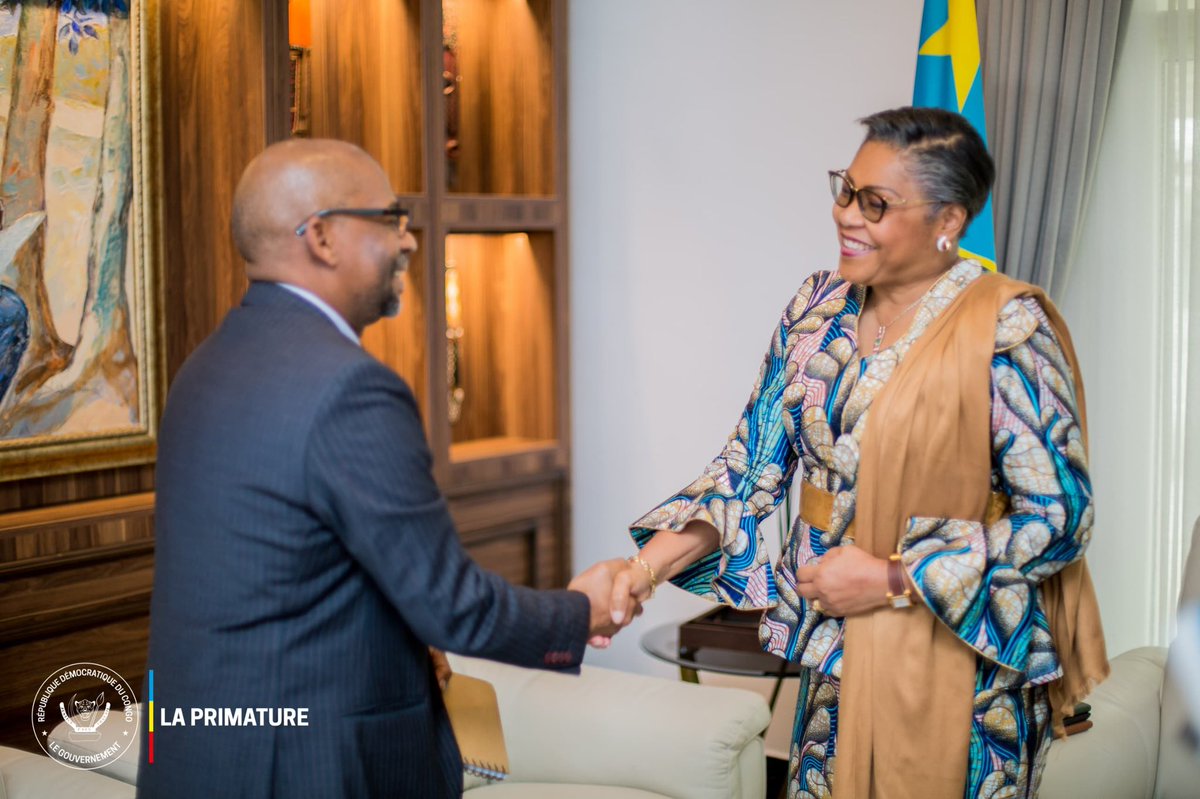 PrimatureRDC's tweet photo. #AutonomisationDesFemmes #Pilier1 #Pilier2
5 août 2024 | La Première Ministre Judith Suminwa Tuluka recommande à l'ONU Femmes une nouvelle approche pour l'autonomisation des femmes en RDC.
Lors d'une audience avec une délégation de l'ONU Femmes, conduite par Adama Moussa, la Première Ministre a discuté des stratégies pour accompagner le leadership transformateur des femmes et améliorer leur situation économique. Elle a souligné l'importance de réduire la vulnérabilité des femmes, de prendre en compte les problématiques liées à l'insécurité et de définir de nouvelles stratégies pour participer au processus de paix.
L'ONU Femmes a réaffirmé son engagement à soutenir les efforts du gouvernement congolais pour l'autonomisation des femmes et l'élimination des violences dont elles sont victimes