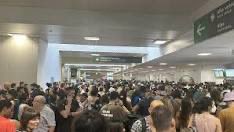 j_luisarroyo's tweet photo. Mientras en la estación de Chamartín es un caos, el Ministro puente jugando al golf, en San Juan (Alicante) .Golfo, sinverguenza https://t.co/DyEJM8AyAD
