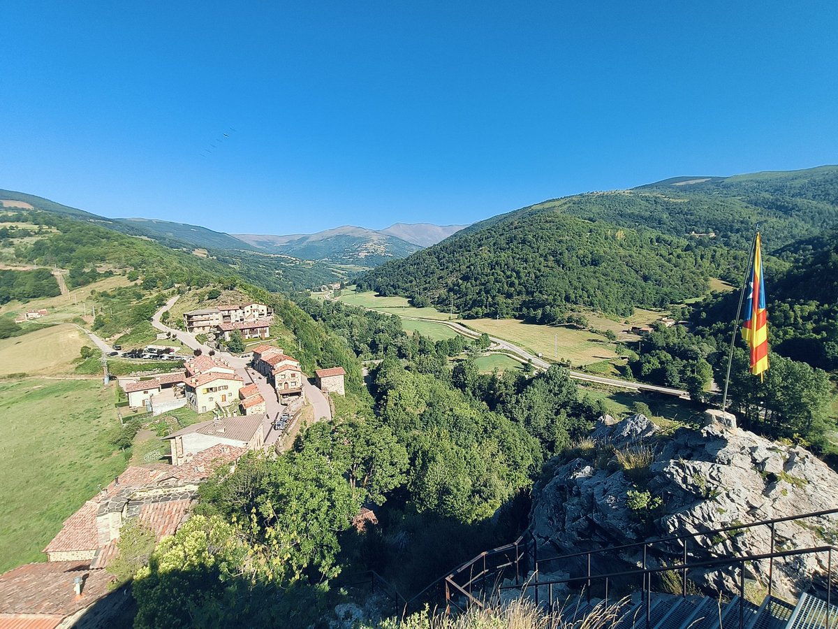 arnauurgell's tweet photo. Era un poble tan bonic, tan bonic, tan bonic... que quasi tots els habitatges eren turístics i el poble va morir #microconte #dramesrurals https://t.co/HXP4CqzRPF