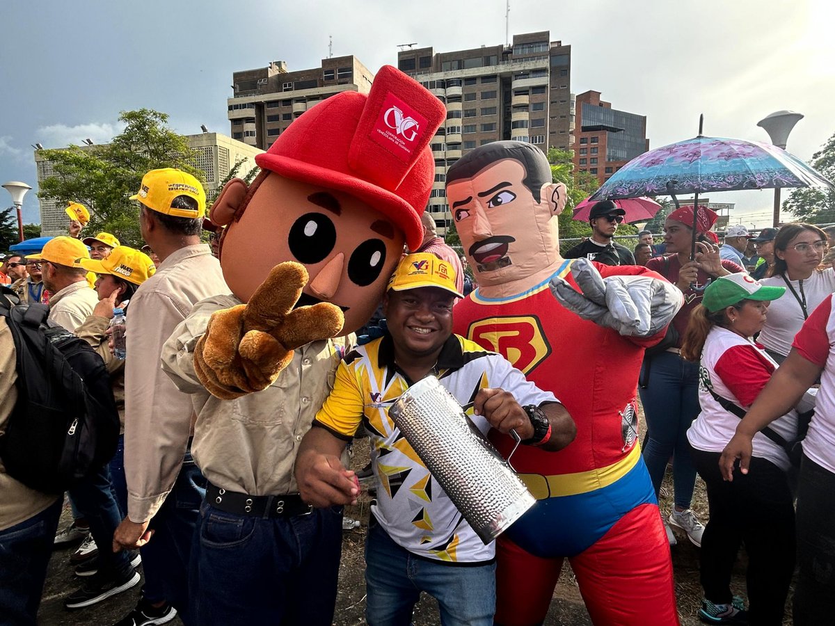 La clase Obrera de Guayana en especial la de Ferrominera tomaron las calles de Alta  vista . Para defender y celebrar La Victoria de Nuestro Presidente Obrero. <a href="/NicolasMaduro/">Nicolás Maduro</a> Venceremos.
<a href="/dcabellor/">Diosdado Cabello R</a> <a href="/delcyrodriguezv/">Delcy Rodríguez</a> <a href="/CVG_Oficial/">Corporación Venezolana de Guayana - CVG</a> <a href="/Ferrominera_CVG/">Ferrominera Orinoco</a>