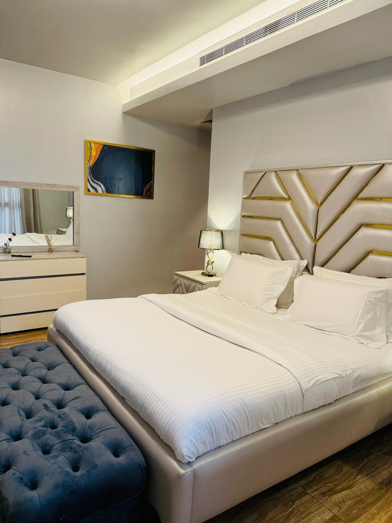 fash_mayor's tweet photo. 3 bedroom apartment in Eko Atlantic
Price: 250k per night
Caution fee: 100k
 Amenities:
✅ En-suite bedrooms
✅ Modern kitchen with smoke dectector
✅ 24/7 electricity &amp; Security
✅ Netflix, DSTV &amp; Free unlimited WiFi
✅ Gym &amp; Olympic size Swimming Pool
✅ Free Housekeeping https://t.co/Wa4Ifdqgbz