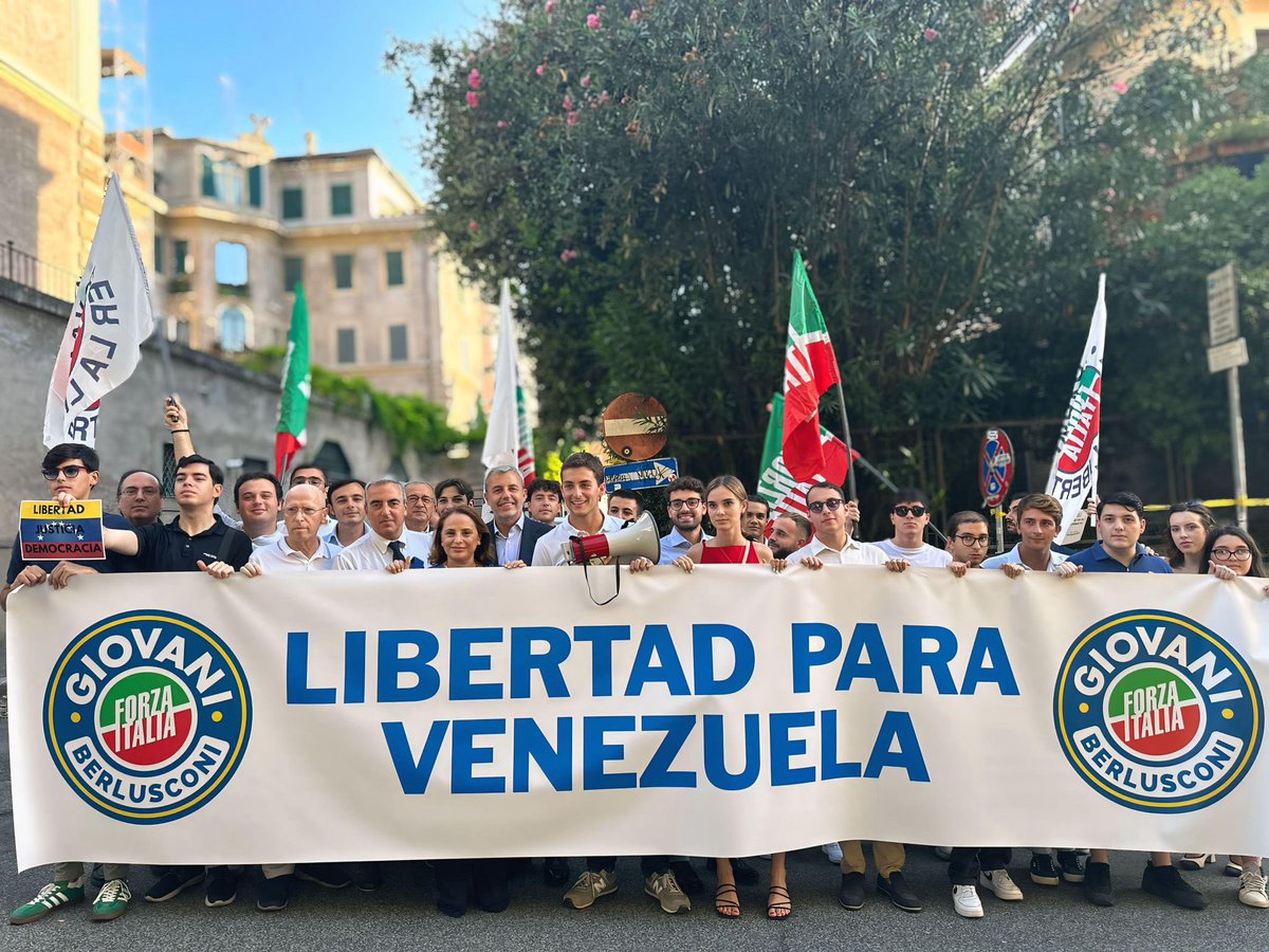 Hoy en #Roma, frente a la Embajada de #Venezuela, los dirigentes y los jovenes de #ForzaItalia reunidos para apoyar al pueblo venezolano en su lucha por la libertad y la democracia. #VenezuelaLibre