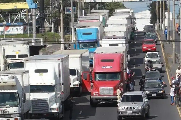 RamonHernande23's tweet photo. Transportistas pesados hacen
exigencias y amenazan con paro, pero…

Transportistas anuncias paro a partir del 12 de agosto, con una serie de exigencias, mientras que analistas señalan que ellos son los principales destructores de las carreteras y protagonistas y responsables de muchos accidentes que han cobrado la vida de cientos de personas por las malas condiciones de sus vehículos las horas excesivas de trabajo a sus pilotos.

En un comunicado dado a conocer en sus redes sociales señala que están cansados de los abusos de las municipalidades, el grave deterioro de la red vial que los obliga a sufrir largas colas, así como la inseguridad que pone en riesgo tanto a pilotos como las unidades de carga.

Entre las exigencias de los transportistas está que el gobierno habilite la autopista Palín-Escuintla, la supervisión a diario de los avances en dicha carretera, una línea directa de comunicación con autoridades del CIV, seguridad para la circulación del transporte, que se instale una mesa técnica para revisar los convenios de la creación de la PMT.

Los analistas señalan que los transportistas deberían antes de ponerse a pedir de todo, ver que es lo que ellos aportan para el buen funcionamiento de la infraestructura vial y que el gobierno debería volver a colocar básculas para que paguen cuotas dependiendo el peso que transportan por las carreteras que al final son las que terminan dañadas.

#metoredes #ElHeraldoGT https://t.co/P1qjb2vgW2  https://t.co/pfR02dYMCp https://t.co/hT9m6P13Yh