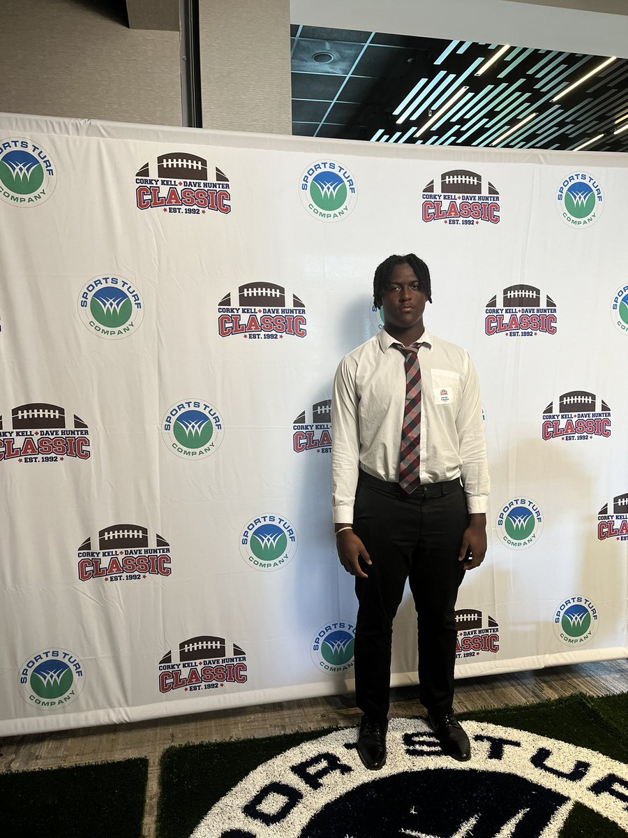 CoachAllen_FDHS's tweet photo. I love my seniors!!! Corky Kell, weโre ready! Get your tickets today! https://t.co/GCTiUOwYT6 If you are unable to attend, you can transfer your tickets to a deserving student. Just push the transfer button and message me with the QR code. #Bethelight! #TheAstroWay! @CorkyKell https://t.co/iG4vUOk6bw