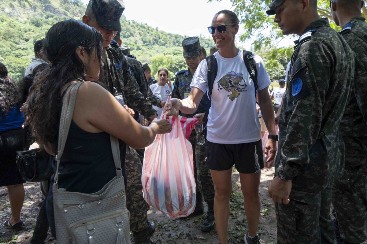 JTF_Bravo's tweet image. On Saturday, 130+ members from Soto Cano & @AereaHn cadets hiked 7 miles to deliver over 2.5K lbs of food to La Laguna for Chapel Hike #97.
Since ‘07, the JTF-B Chapel team has hosted these hikes, building relationships with local communities.
@usembassyhn @Southcom