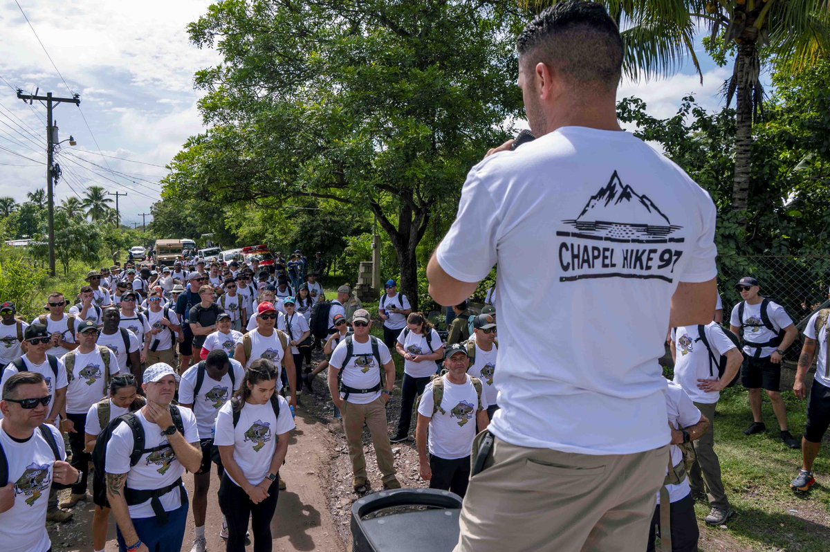 JTF_Bravo's tweet image. On Saturday, 130+ members from Soto Cano & @AereaHn cadets hiked 7 miles to deliver over 2.5K lbs of food to La Laguna for Chapel Hike #97.
Since ‘07, the JTF-B Chapel team has hosted these hikes, building relationships with local communities.
@usembassyhn @Southcom