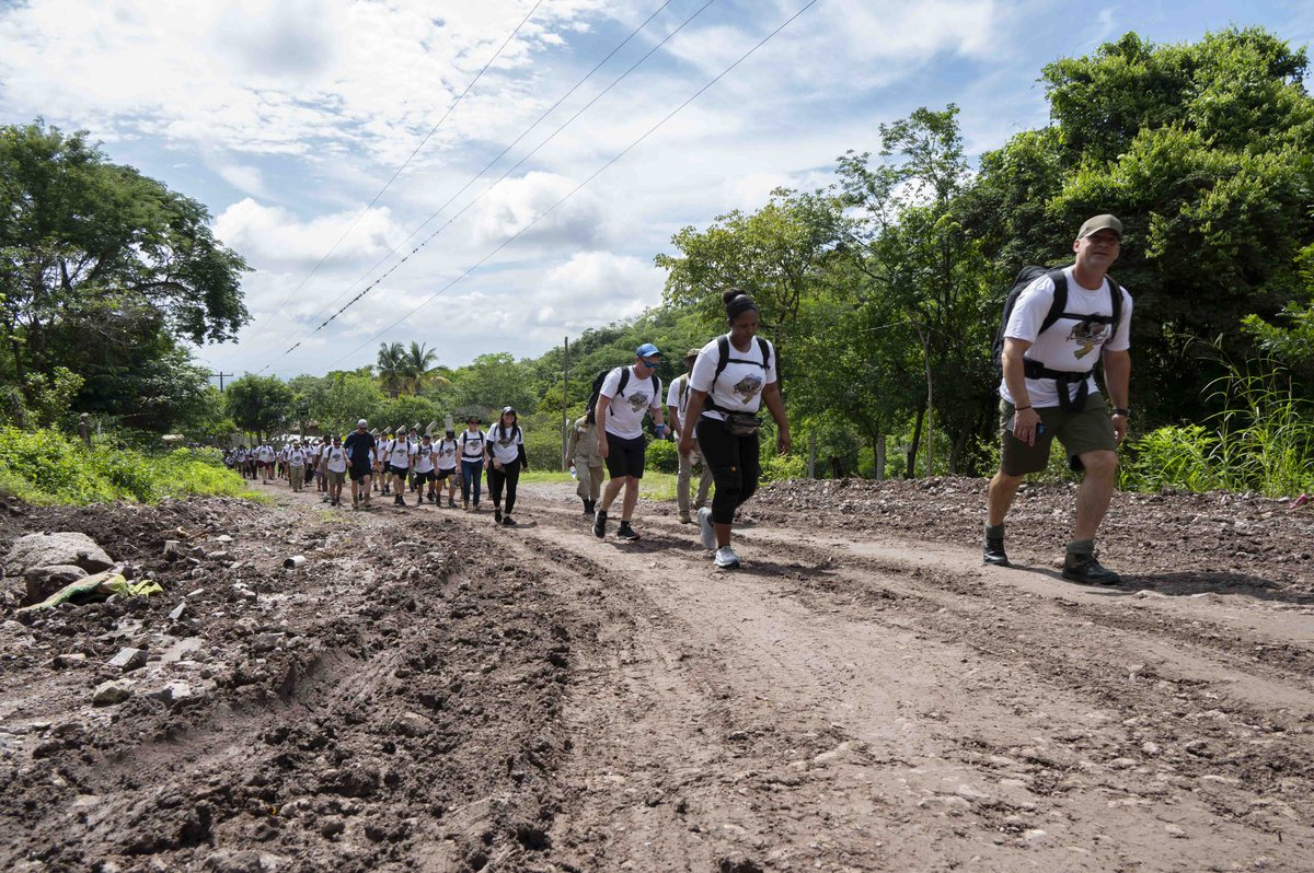 JTF_Bravo's tweet image. On Saturday, 130+ members from Soto Cano & @AereaHn cadets hiked 7 miles to deliver over 2.5K lbs of food to La Laguna for Chapel Hike #97.
Since ‘07, the JTF-B Chapel team has hosted these hikes, building relationships with local communities.
@usembassyhn @Southcom