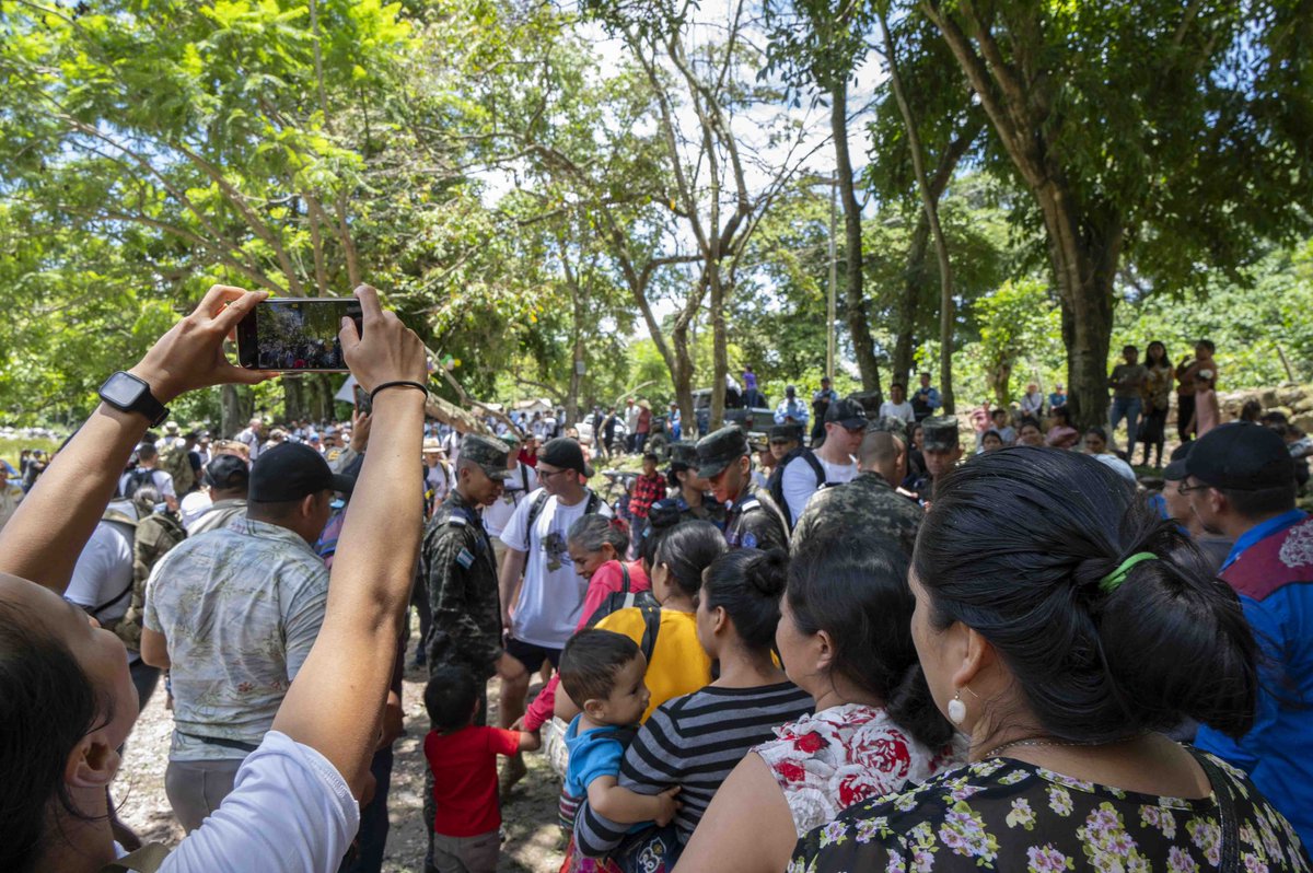 JTF_Bravo's tweet image. On Saturday, 130+ members from Soto Cano & @AereaHn cadets hiked 7 miles to deliver over 2.5K lbs of food to La Laguna for Chapel Hike #97.
Since ‘07, the JTF-B Chapel team has hosted these hikes, building relationships with local communities.
@usembassyhn @Southcom