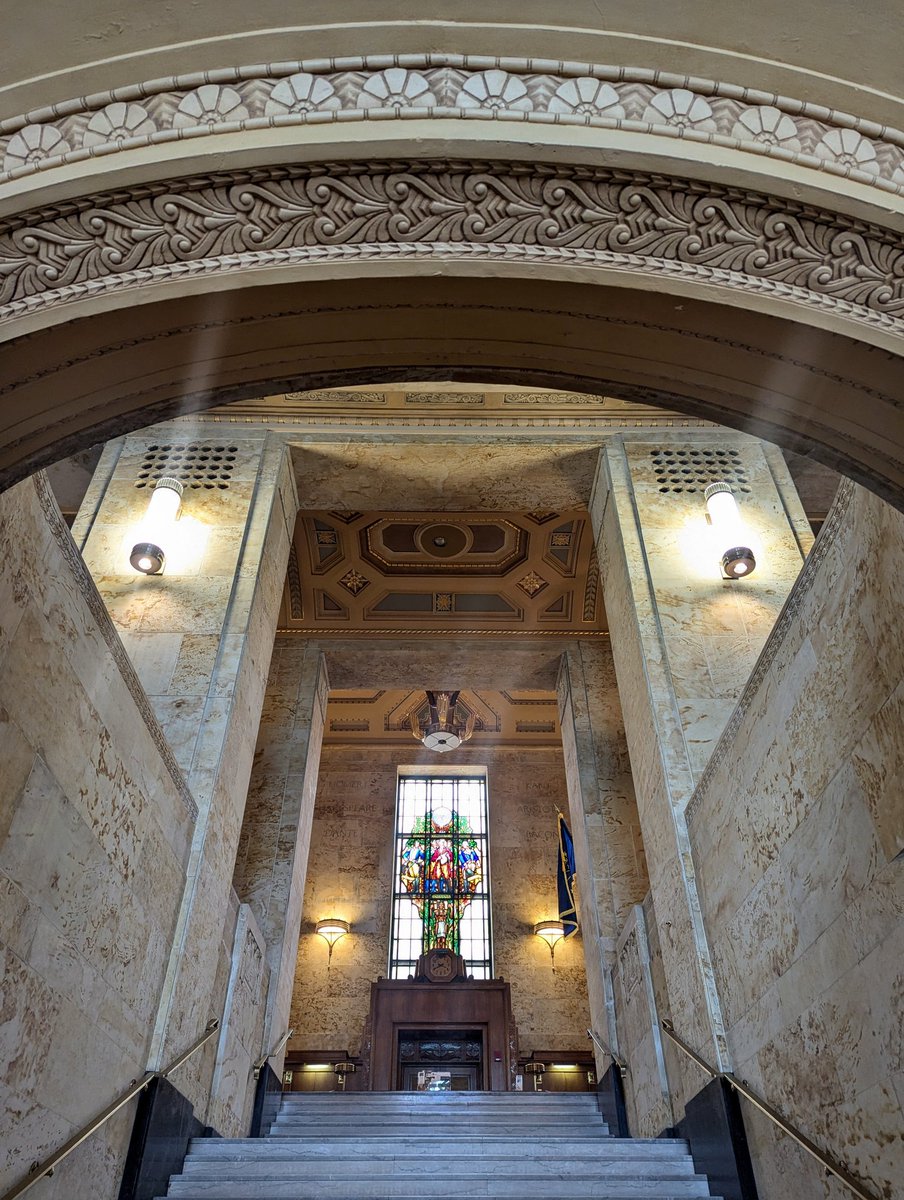 kylekingen's tweet photo. Visited the @state_library for the first time (I know, I'm a bit embarrassed it's taken this long) Love how Pierre &amp; Wright utilized the compression and release method when entering the central stairs leading into the Great Hall https://t.co/f130XG6jF6