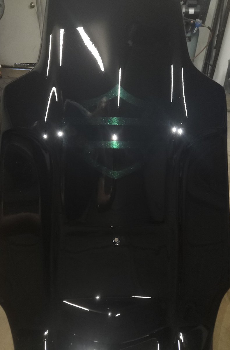 Sticky_Pittore's tweet photo. Full custom bagger with #harleydavidson vivid black ,then a little ghost Hatley shield in snake venom green.  
 Not going to lie.......buffing black is a nightmare, but spraying black is low stress. 🥴 https://t.co/ixJumQZTp8