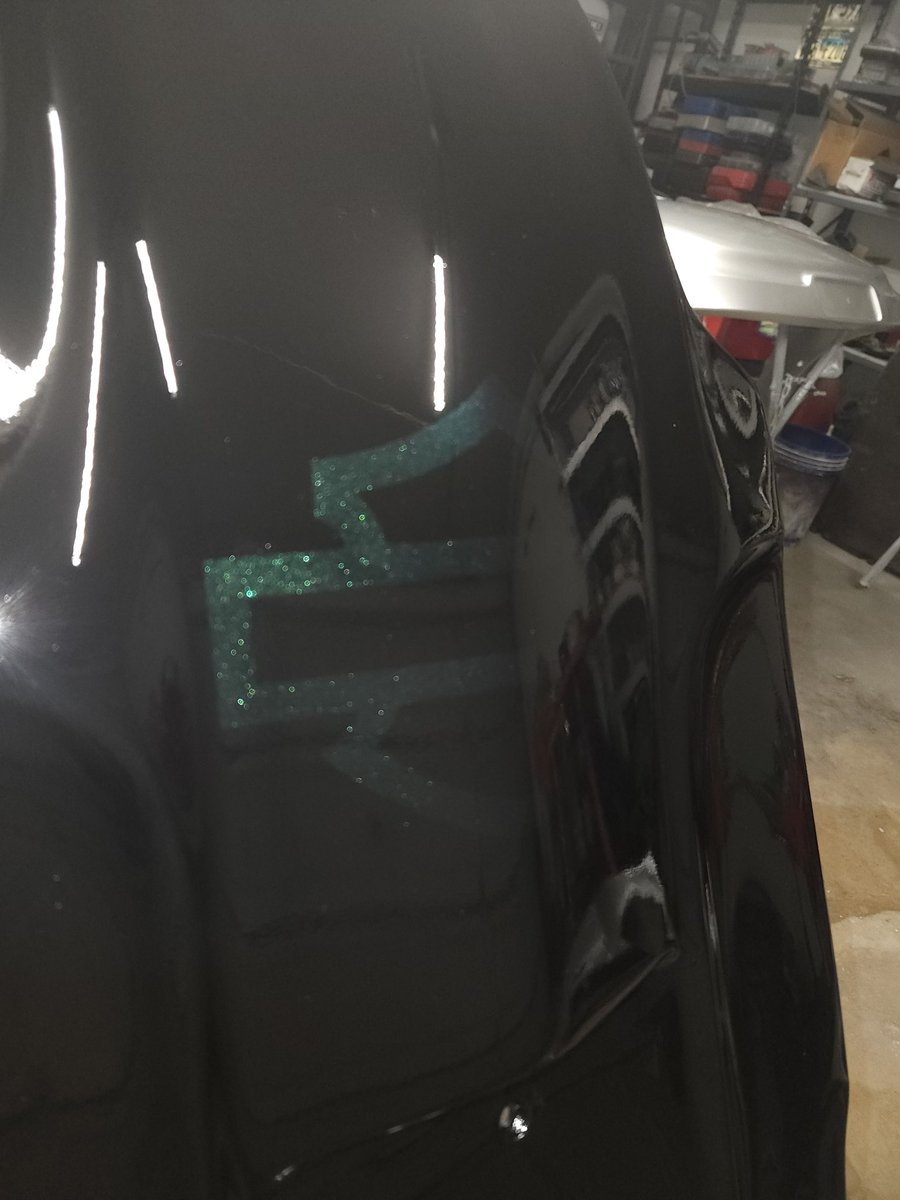 Sticky_Pittore's tweet photo. Full custom bagger with #harleydavidson vivid black ,then a little ghost Hatley shield in snake venom green.  
 Not going to lie.......buffing black is a nightmare, but spraying black is low stress. 🥴 https://t.co/ixJumQZTp8