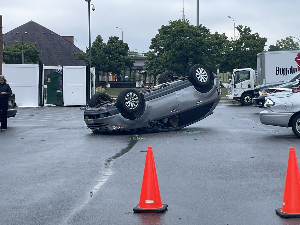 oliviabeilein's tweet photo. A Buffalo City Mission employee said he looked outside and realized his car had been picked up by the Tornado 🌪️ #BuffaloTornado @WGRZ https://t.co/WNK2dxtmnh