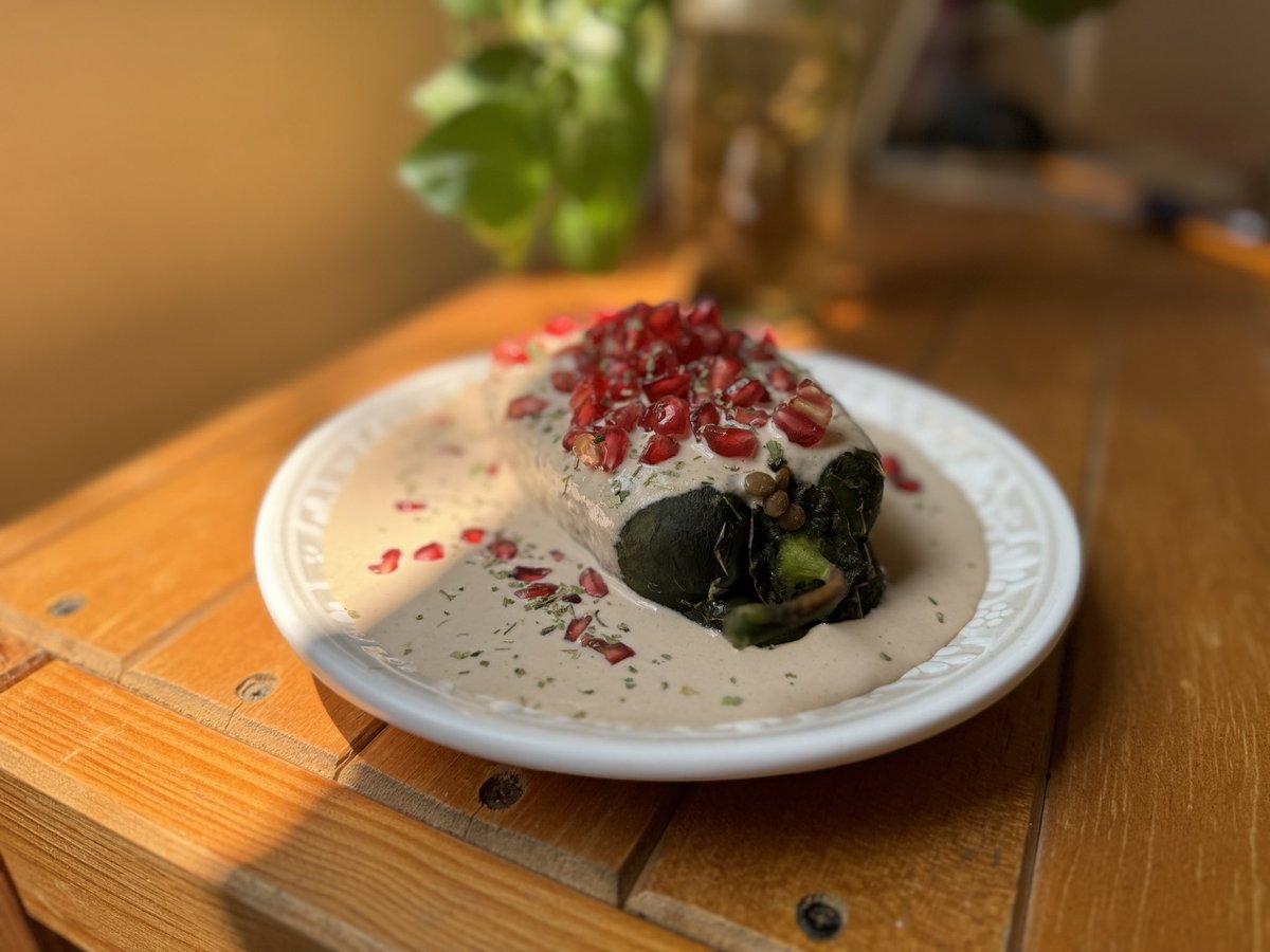 Chile en Nogada de Nutrición Ensana By Gina Sarkis que tenemos en Puro Amor 💙

Es relleno de lentejas preparadas y cubierto de la Nogada vegana más rica de México 🌶️

BAJO PEDIDO con dos días de anticipación 💙

5569325037 🫶🏻

#chileennogada #vegan #plantbased #vegano