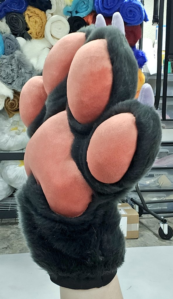 spiritpandasuit's tweet photo. I had so much fun making these and really putting the mochi minky to the test!!
These are a bit different than the usual stuffed pawpads I offer. I usually don't stuff them nearly this much haha but it's now an option for the future 😁 https://t.co/jTnmerF7Nb