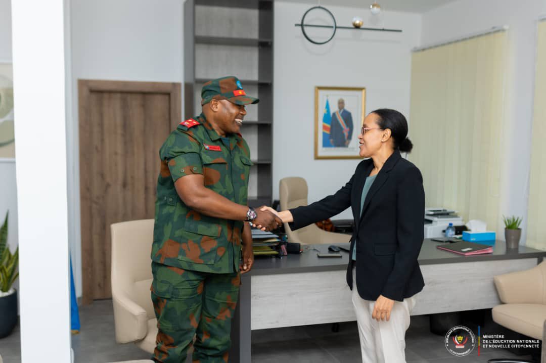 La réunion entre la MINETAT Raïssa Malu et le Cmdt du Service National, Général Kasongo Kabwit, a été caractérisée par un partage d'expériences mutuelles. Les normes appliquées par le SN dans la construction des écoles a fait partie des discussions, en vue d'une collaboration.