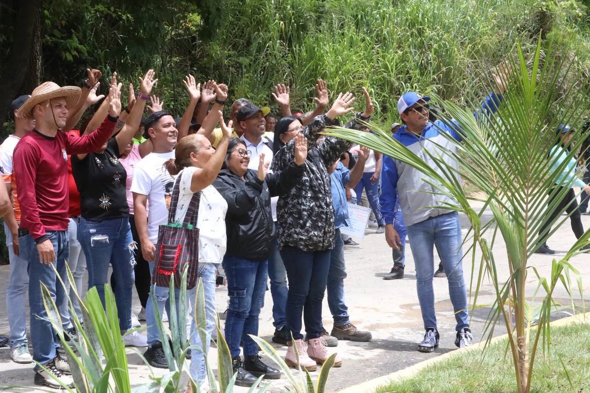 ¡Seguimos Trabajando! 

Nos vinimos al municipio Revenga #Aragua para entregar una Corrección de Falla de Borde en el Sector Quebrada Seca vía el Conde logrando la estabilización del Talud y evitar la incomunicación de las Zonas Agrícolas de este municipio y el municipio Tovar