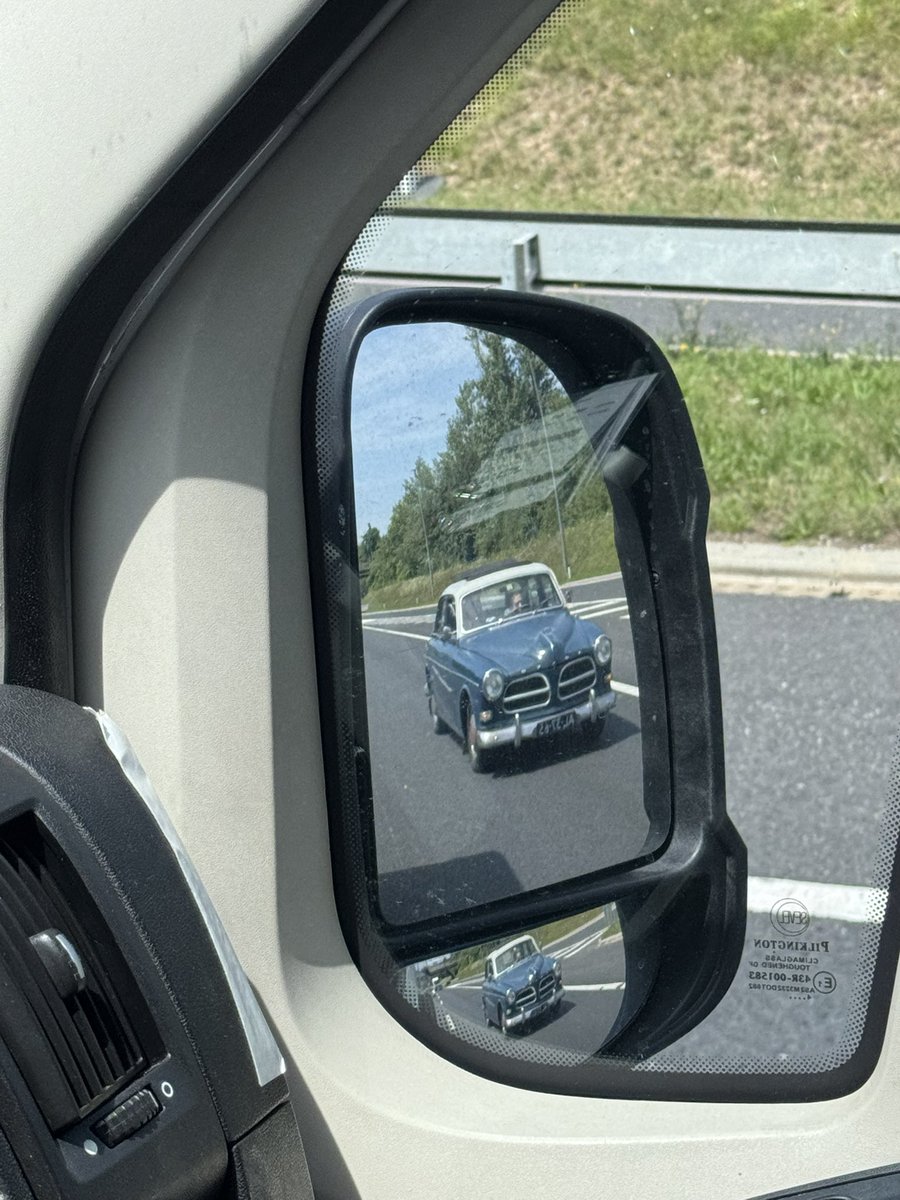 ThePlaninsek's tweet photo. Volvo Amazon iz 60. let prejšnjega stoletja  skor čez omejitev na obvoznici 🚀 https://t.co/9mr7XLLsAz