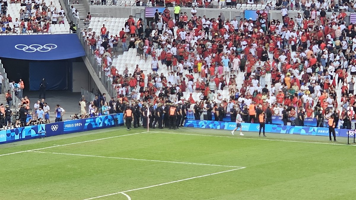 philmada's tweet photo. Les #JO vu par @GDarmanin . 200 CRS qui débarquent sur le terrain AVANT la fin du match #Maroc #Espagne alors que tout est calme.
Non monsieur le ministre démissionnaire ce n'est pas ça l'esprit olympique. 
@libe @20Minutes @Paris2024 #velodrome https://t.co/i0CXq59XUU
